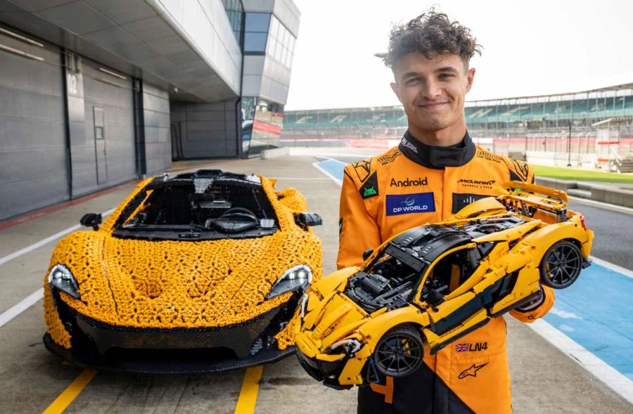 Lando Norris mit dem Lego McLaren.