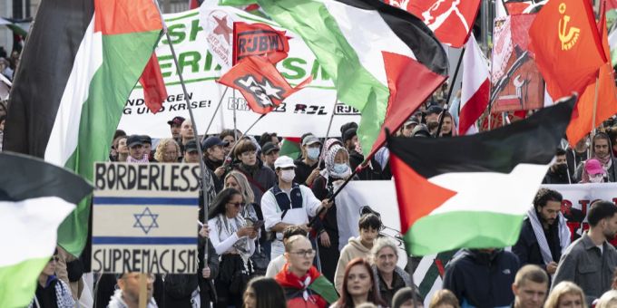 Am Samstag trafen sich tausende von Menschen in Basel, um für die Freiheit Palästinas zu demonstrieren. Basel Demo Palästina Hakenkreuz