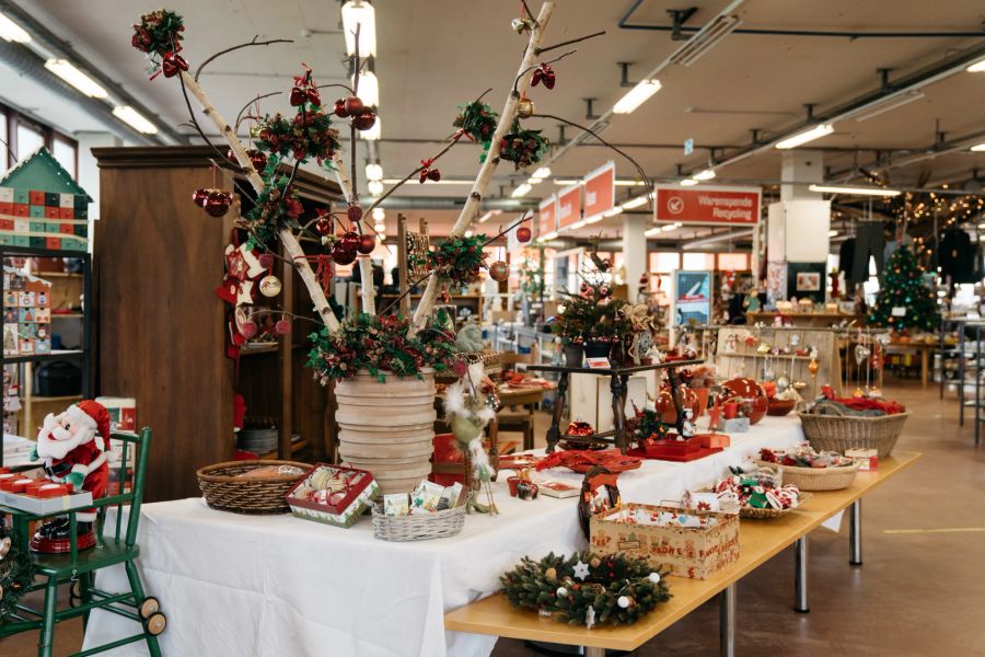 Dank des breiten Sortiments der brocki.ch-Filialen können Sie Ihre Weihnachen endlich auch nachhaltig gestalten.