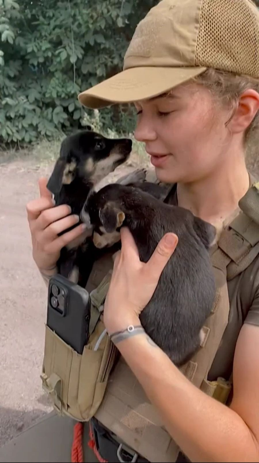 Simone Eisenbein hilft dort einer Nichtregierungsorganisation, die Tiere aus dem Kriegsgebiet befreit.