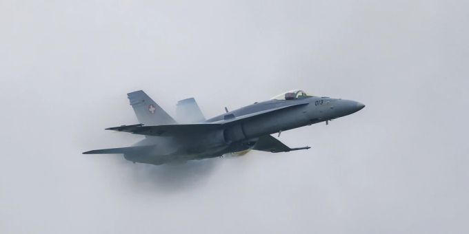 Am Mittwoch und Donnerstag trainiert die Schweizer Luftwaffe gemeinsam mit österreichischen und US-amerikanischen Kräften im Schweizer Luftraum. (Symbolbild) Schweizer Luftwaffe Kampfjet