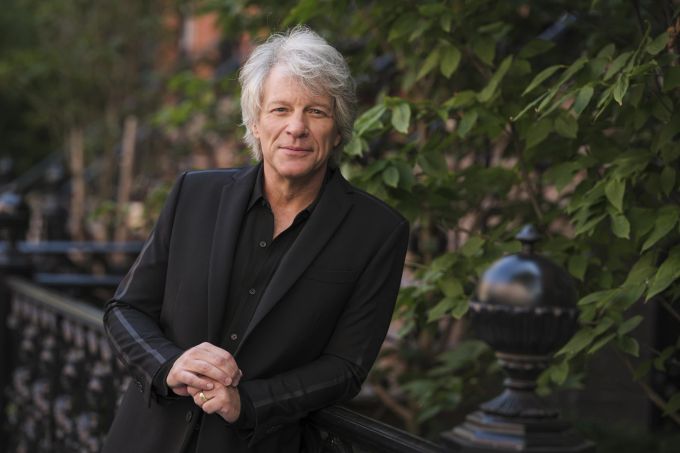 Jon Bon Jovi rettet einer Frau das Leben. Bon Jovi Woman On Bridge
