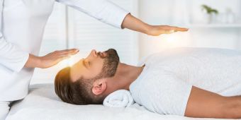 Mann bei Reiki-Behandlung