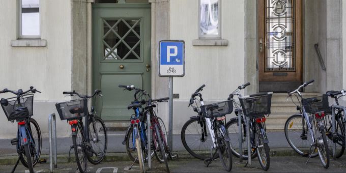 Ein Velo-Parkplatz. (Symbolbild) velo diebesbande freiheitsstrafe landesverweis