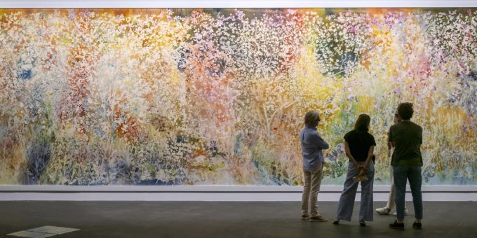 Das Kunstwerk «Spring to Fall» des US-amerikanischen Künstlers Sam Falls an der internationalen Kunstmesse Art Basel 2024. Sam Falls Art Basel