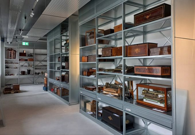 Viele der Exponate sind wahre Kunstwerke. Regale Kisten Kästen Gang