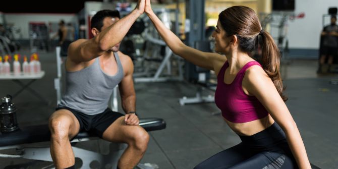 Mann und Frau im Gym