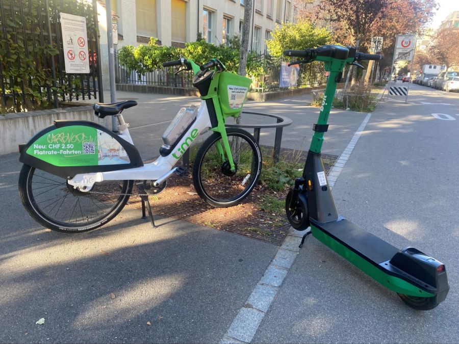 E-Trottis und E-Bikes versperren immer wieder die Trottoirs.