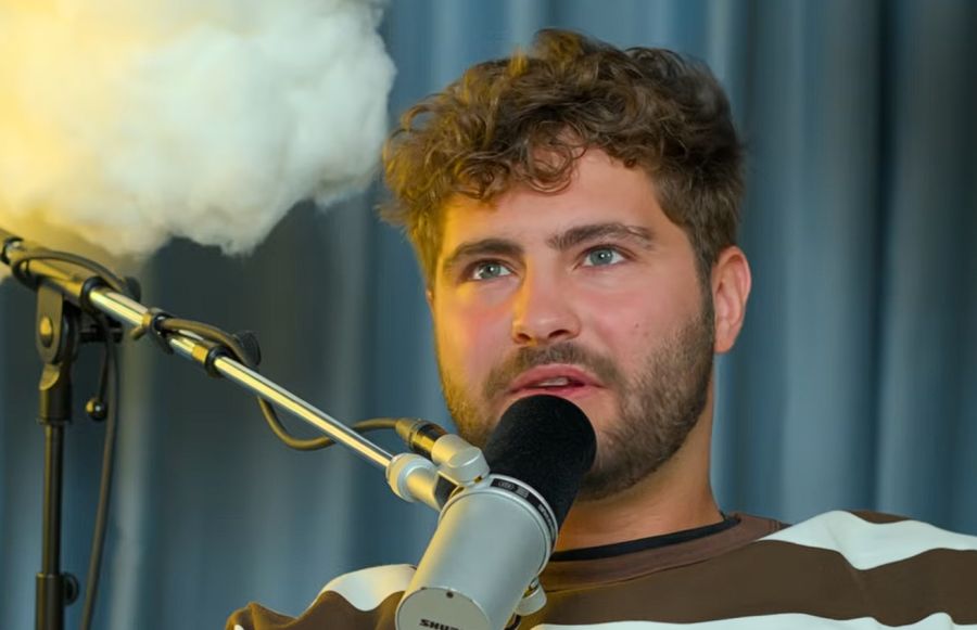Auch ihr bester Freund und Schlagzeuger Momme ist hin und weg.