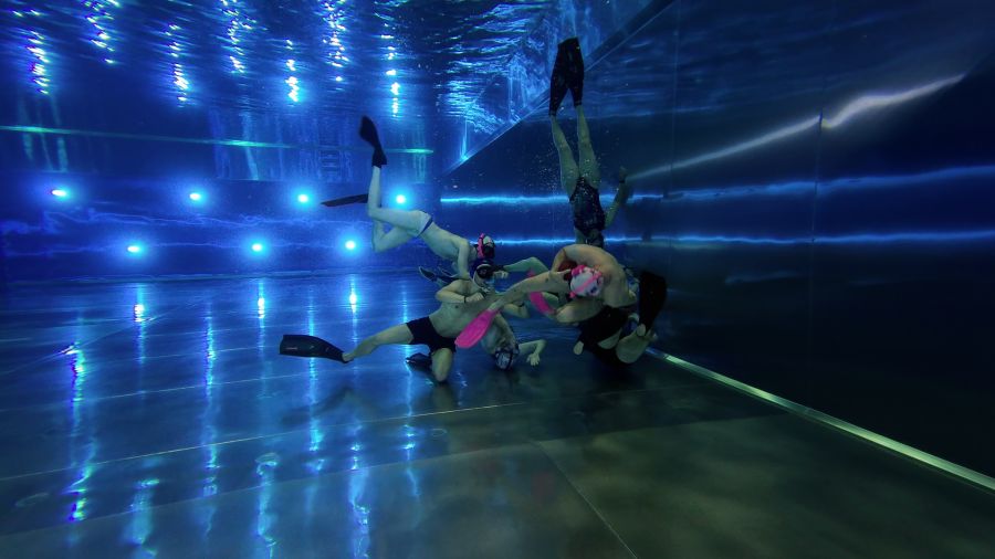 Unterwasserrugby ist ein 3D-Vollkontaktsport, bei dem ein mit Salzwasser gefüllter Ball im gegnerischen Korb versenkt werden muss.