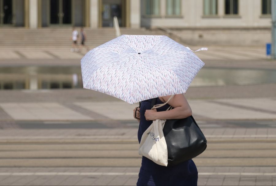 «Sonnencrème ist die Basis, der Schirm ist die Kür», lautet das Fazit der Dermatologin.
