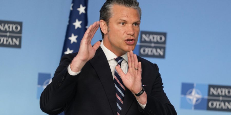 Pete Hegseth, US-Verteidigungsminister, spricht bei einer Pressekonferenz anlässlich seiner Ankunft zu einem Treffen der NATO-Verteidigungsminister im NATO-Hauptquartier. Foto: Virgini...