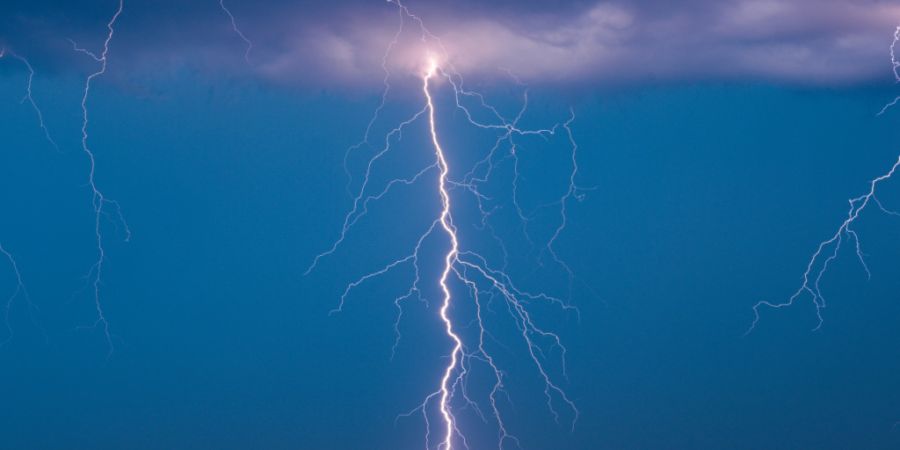 Nach einem Blitzeinschlag im Grenzgebiet von Bern und Solothurn fiel in der Nacht auf Mittwoch in mehreren Orten der Strom aus. (Symbolbild)
