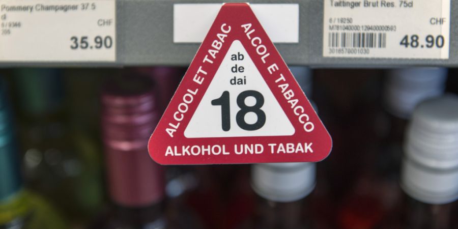 Ein St. Galler Kioskmitarbeiter wurde gebüsst, weil er Wodka mit 20 Volumenprozent Alkohol an eine Minderjährige verkaufte. (Symbolbild)