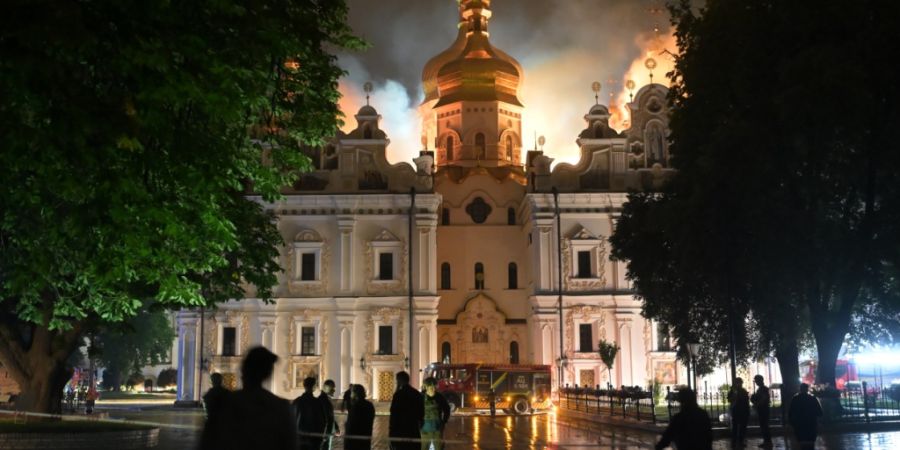 Das Dach der Mariä-Entschlafens-Kathedrale der Kiewer Pechersk-Lawra brennt. Foto: Danylo Antoniuk/AP/dpa