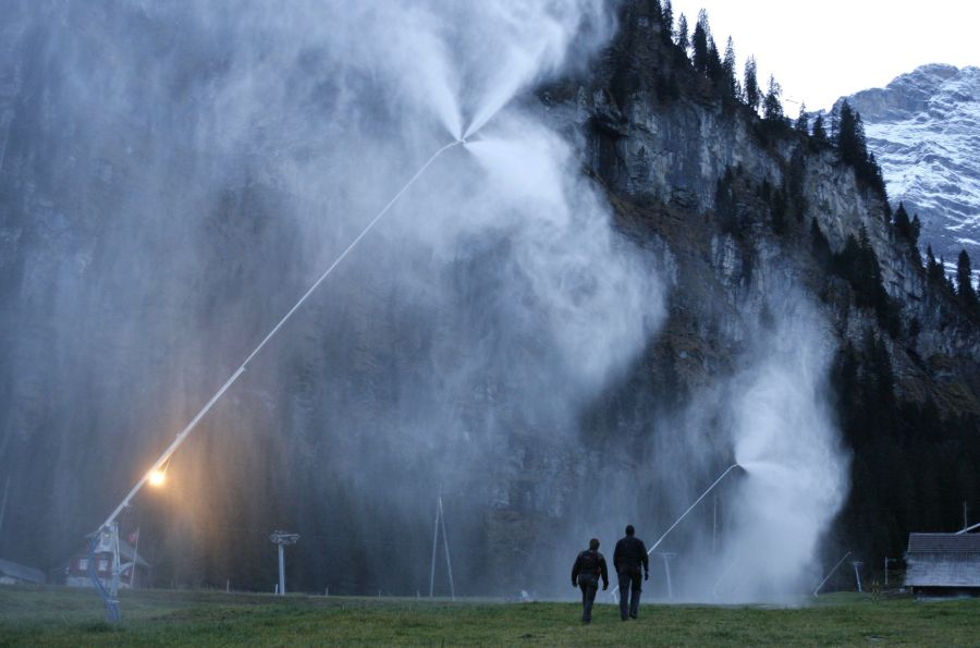 Bestehende Beschneiungsanlagen könnten im Ernstfall zum Wassertransport und als riesige Sprinkleranlagen dienen.