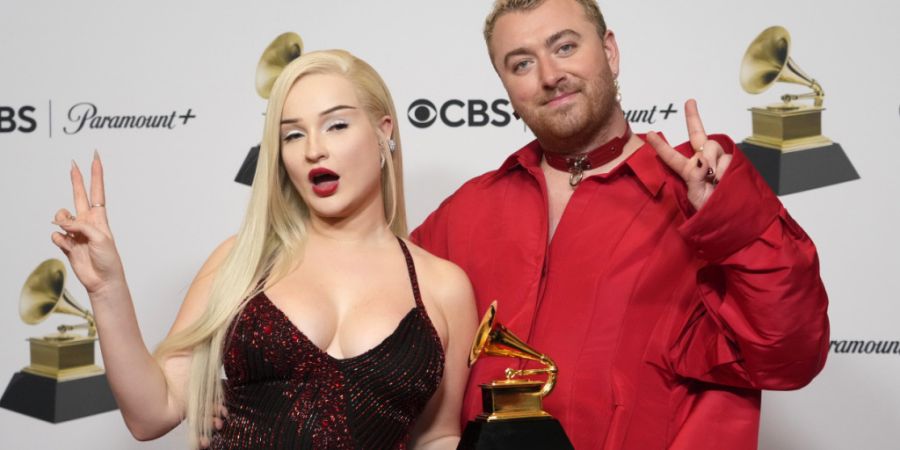 ARCHIV - Kim Petras (l) und Sam Smith, Gewinner des Preises für die beste Pop-Duo/Gruppen-Performance für «Unholy», posieren im Presseraum bei der Verleihung der 65. Grammy Awards. ...