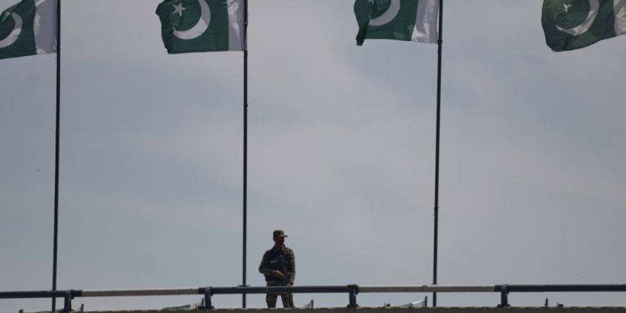 ARCHIV - Illustration - Ein Soldat steht vor der zweiten Verhandlungsrunde zwischen den USA und dem Iran in Islamabad, Pakistan, auf einer Brücke Wache. Foto: M. A. Sheikh/AP/dpa