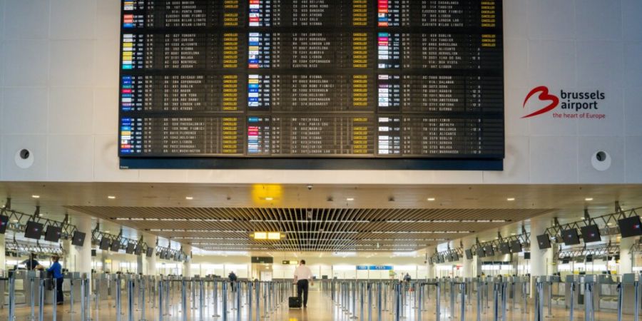 ARCHIV - Einige Passagiere auf dem Brüsseler Flughafen während eines nationalen Streiks im Oktober 2025. Foto: Marius Burgelman/Belga/dpa