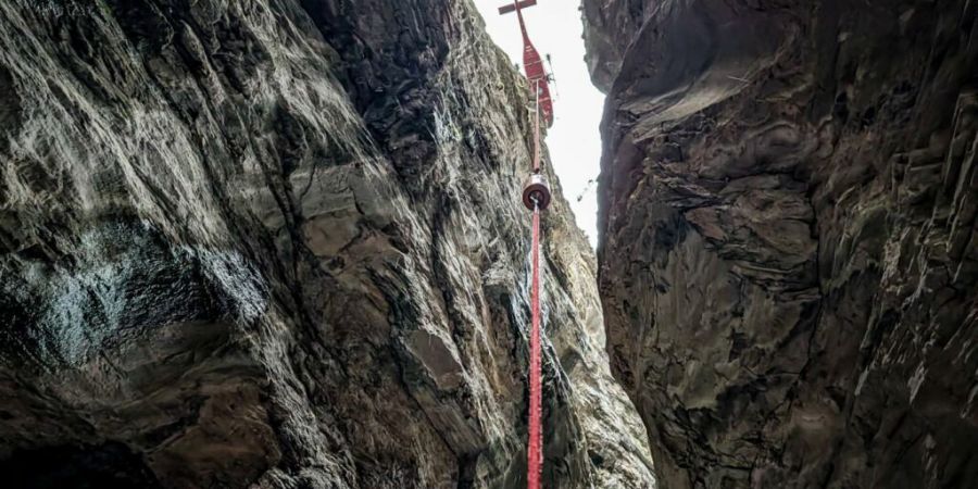Die Jolischlucht bei Niedergesteln VS ist tief und eng - kein Sichtkontakt zwischen Helikopterpilot und Rettungsspezialist.