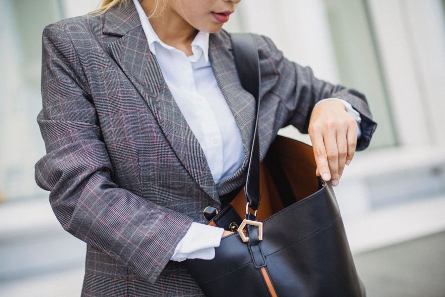 Die Frau schrie um Hilfe und wehrte sich mutig mit ihrer Handtasche gegen den Angreifer. (Symbolbild)