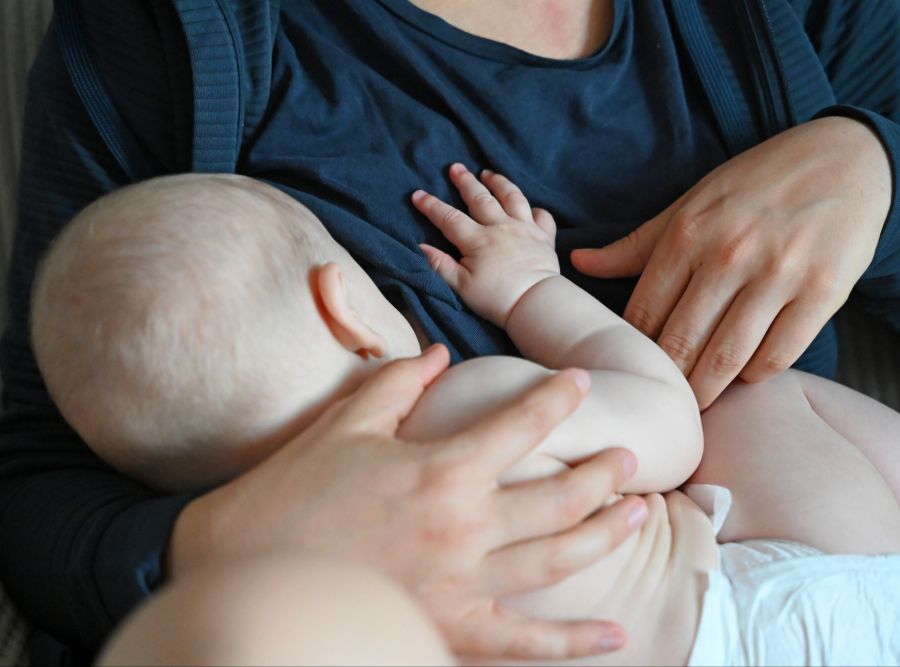 In der Schweiz erreichte die Geburtenrate mit 1,28 Kindern pro Frau vergangenes Jahr einen historischen Tiefstand.