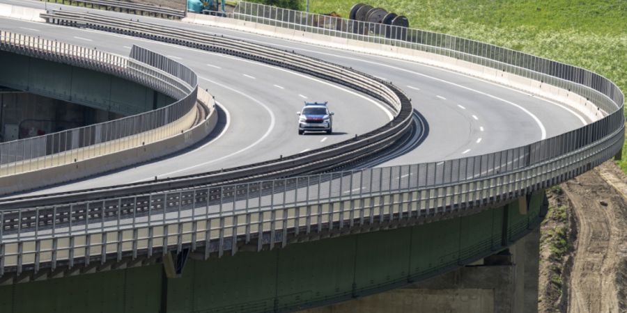 Nach dem Inkrafttreten der Sperrung auf der Brennerautobahn fährt ein einzelner Polizeiwagen über die Mautstraße. Wegen einer Demonstration auf der Brennerautobahn ist die wichtigste...