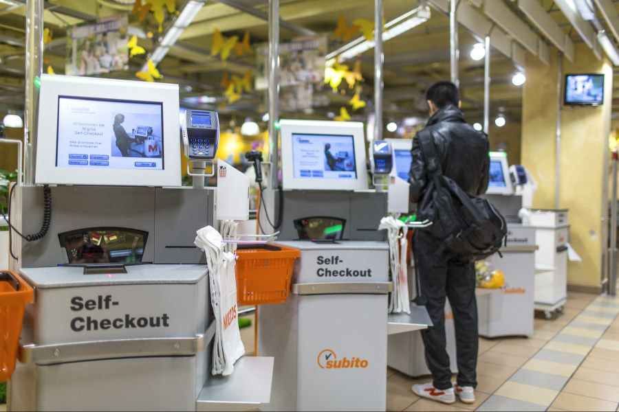 Anders als Coop setzte Konkurrentin Migros schon von Beginn an auf Kassen ohne Barzahlungs-Option.