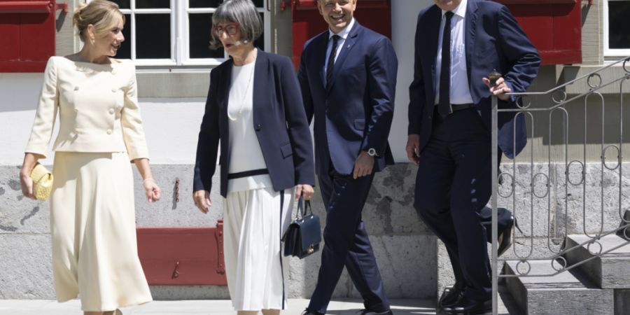 Noch vor dem Eintreffen auf dem Bundesplatz empfingen Bundespräsident Guy Parmelin und seine Frau Caroline (zweite von links) Karol Nawrocki und dessen Frau Marta auf dem Landsitz Lohn...