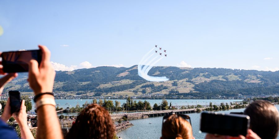Die Patrouille Suisse begeisterte das Publikum mit ihren spektakulären Formationen über dem Zürichsee.