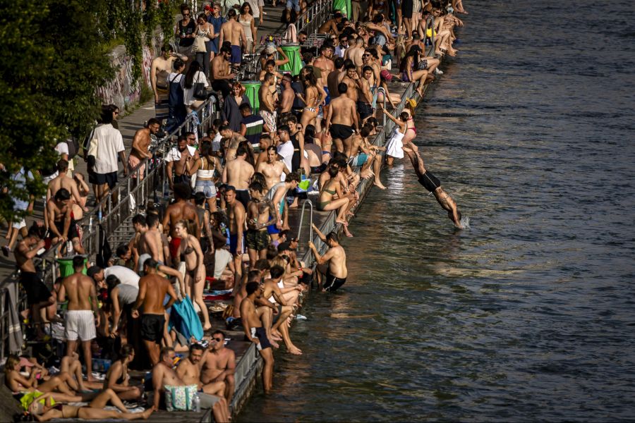 An beliebten Badeorten wird es zunehmend schwierig, noch einen freien Liegeplatz zu finden.