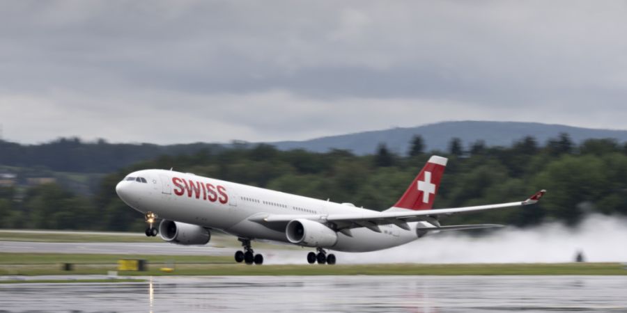 Mittlerweile hat der Flughafen Zürich seinen Betrieb wieder aufgenommen. Wegen der starken Gewitter sind bis Mittwochmorgen 70 annullierte Flüge gezählt worden. (Archivbild)