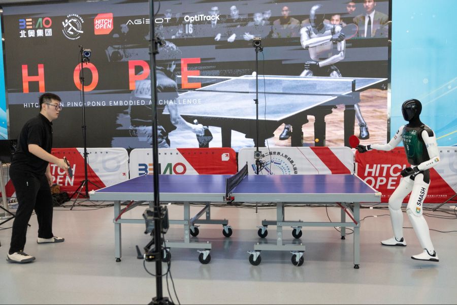 Auch Tischtennis steht auf dem Programm – doch wer gewinnt: Mensch oder KI?