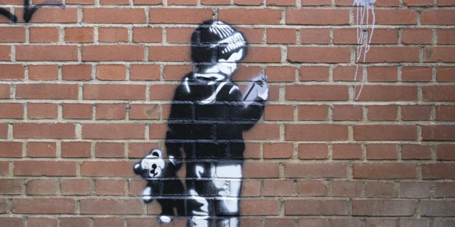 Der Fake-Banksy am Messeplatz im Rahmen der Art Basel 2026 ist inzwischen wieder entfernt worden.