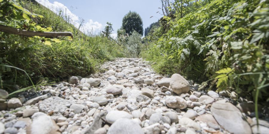 Die Trockenheit hält an. Der Kanton Glarus verhängt deshalb ein Wasserentnahme-Verbot für alle Oberflächengewässer im Tal. (Symbolbild)