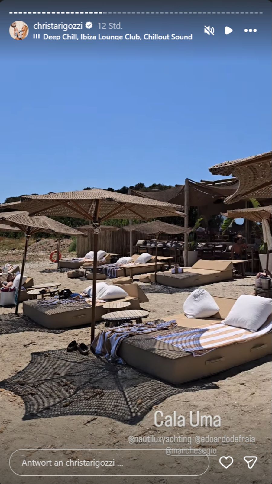 Das Zmittag verspeist die Familie in diesem Beach-Restaurant.