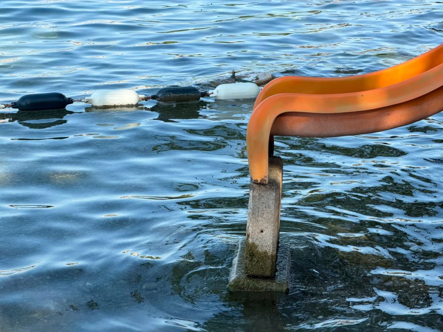 Auch die Rutsche im Strandbad Meilen ZH führt nur noch ins seichte Wasser.