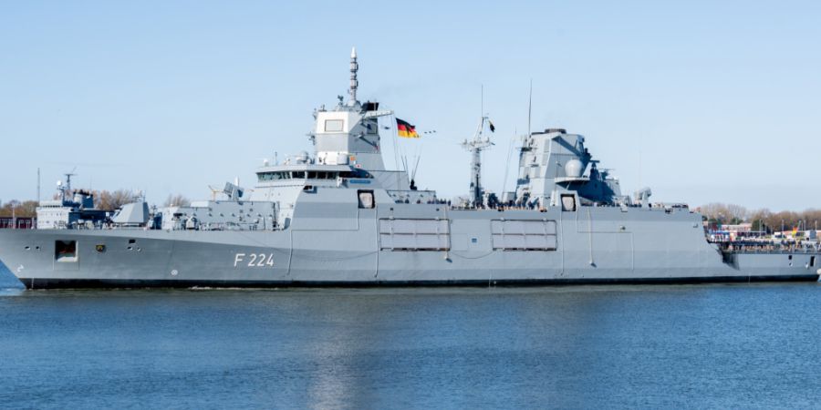 ARCHIV - Die Fregatte «Sachsen-Anhalt» (F 224) erreicht nach einem mehrmonatigen Einsatz den Hafen am Marinestützpunkt. Foto: Hauke-Christian Dittrich/dpa
