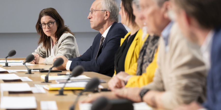 Claudia Eyer, Vizepräsidentin von BienenSchweiz (links), stellt den Medien in Bern die Bienen-Initiative vor. Diese will den Schutz von Bienen und anderen bestäubenden Insekten in der...