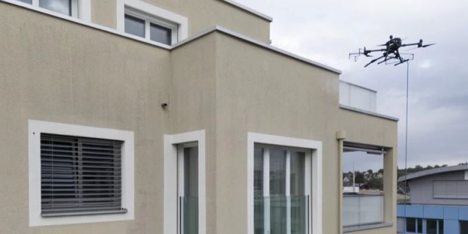 Ein Mann filmt seine Nachbarin mithilfe einer Drohne heimlich durch ihr Badezimmerfenster. (Symbolbild) Drohne Stalker