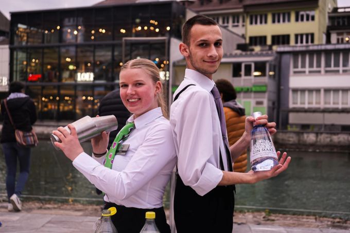 Elina und Nils mixten die Welcomedrinks. Hotel Krone Thun