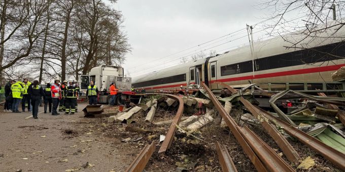In Hamburg ist ein ICE mit einem Sattelzug kollidiert. Mindestens elf Personen wurden verletzt, eine Person ist umgekommen. ICE Hamburg