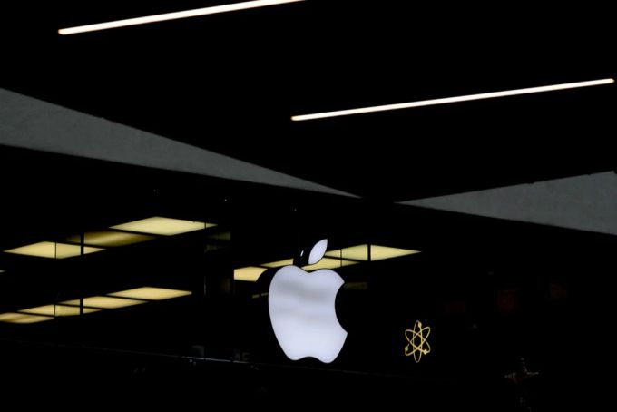 Dunkle Zeiten für Apple: Die US-Zölle lösen einen Crash an der Börse aus und das Unternehmen verliert seine Spitzenposition. crash