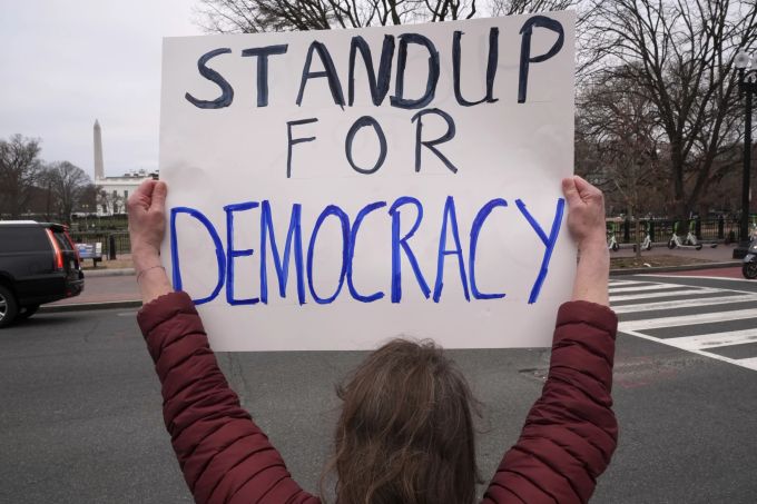 In den USA gibt es immer wieder Proteste gegen Donald Trump - viele Demokraten sind der Meinung, dass ihre Leute im Parlament zu wenig unternehmen. Donald Trump
