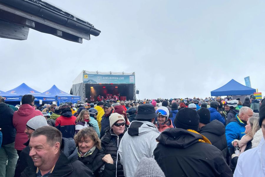 Die Stimmung am Konzert bei der Bergbahn-Station Silleren ist super.