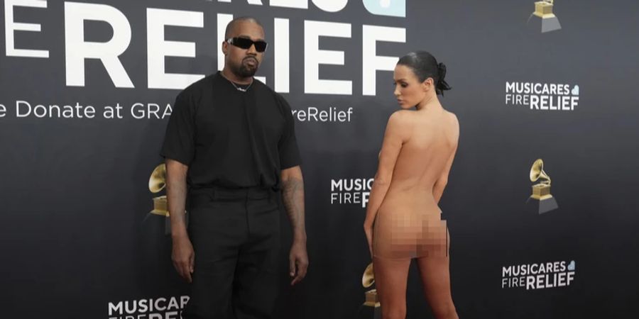 Kanye West und Bianca Censori auf dem roten Teppich der Grammy Awards.