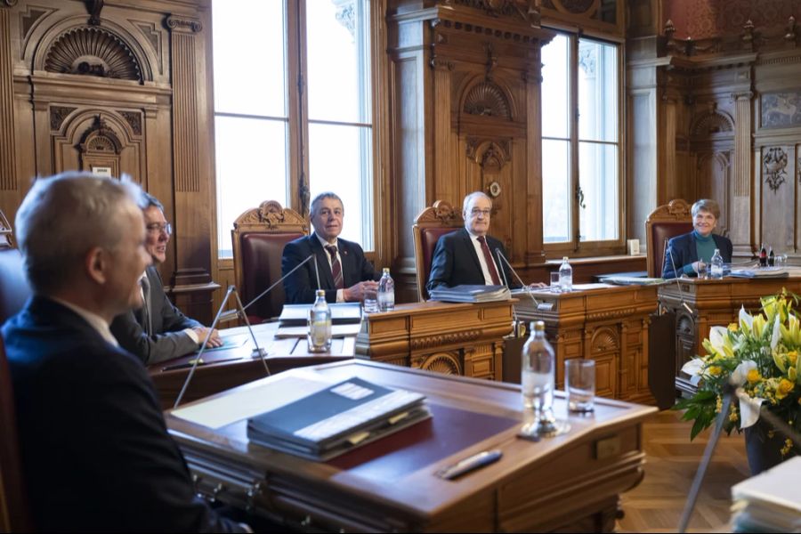 Der Bundesrat konkretisiert Sparmassnahmen mit einem Entlastungspaket.