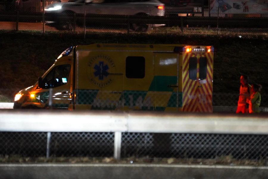 Auch die Sanität war vor Ort auf der Brücke bei der Ausfahrt Winterthur-Töss.