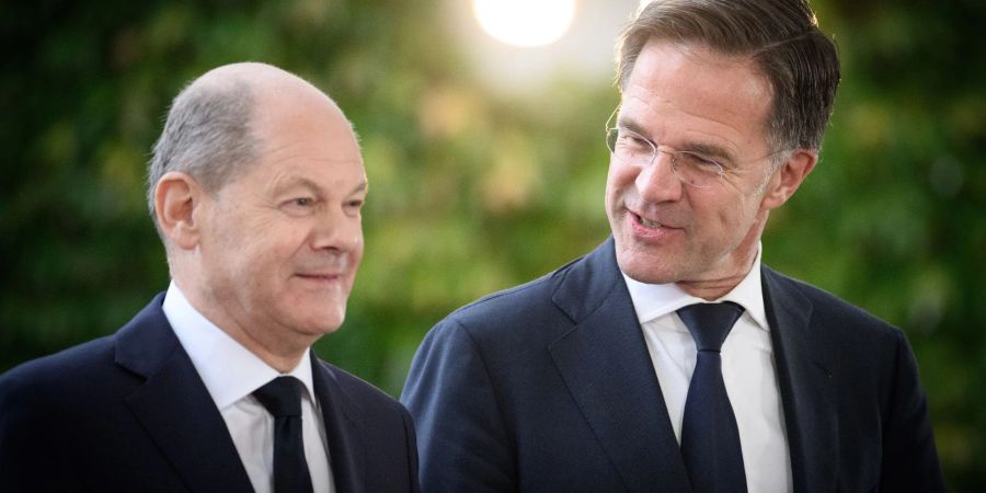 Nato-Generalsekretär Mark Rutte (r) hält die Kritik an der Ukraine-Politik von Bundeskanzler Olaf Scholz für unfair. (Archivbild)