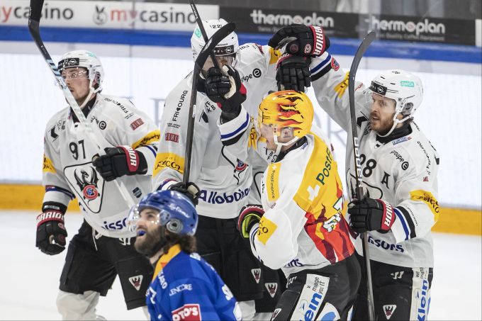 Die Spieler von Fribourg-Gottéron jubeln gegen den EV Zug. EV Zug